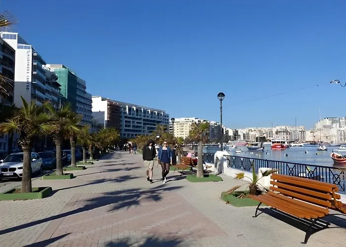 Cozy Gzira Apt, Prime Location, Top View
